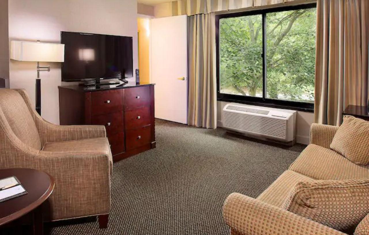 Отель Doubletree By Hilton Charlotte Airport Экстерьер фото