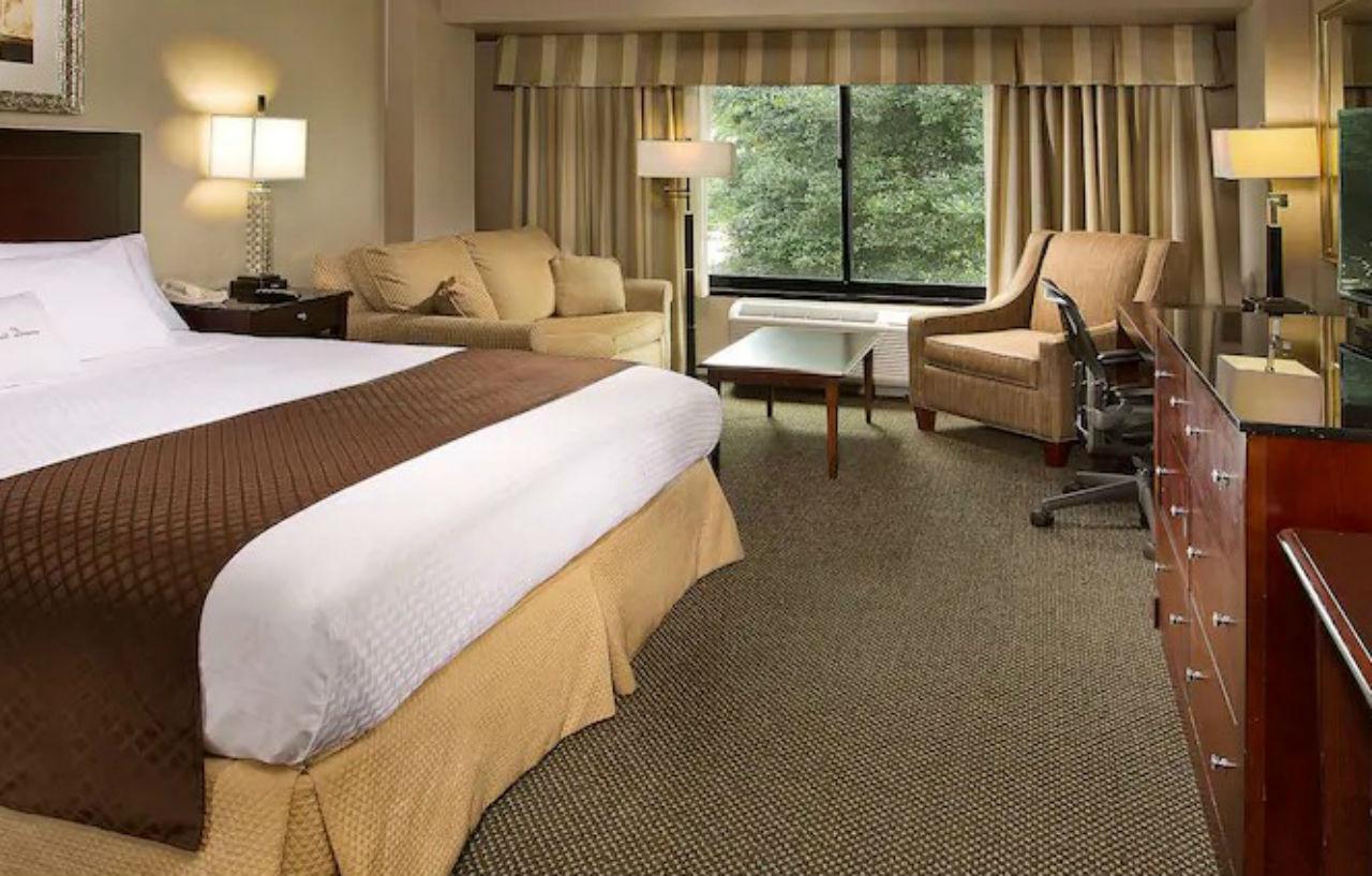 Отель Doubletree By Hilton Charlotte Airport Экстерьер фото