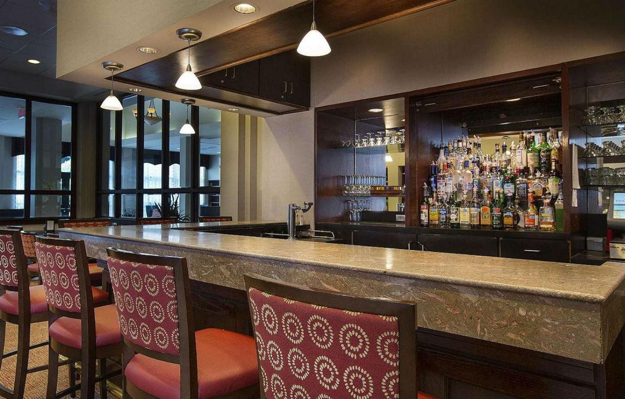 Отель Doubletree By Hilton Charlotte Airport Экстерьер фото