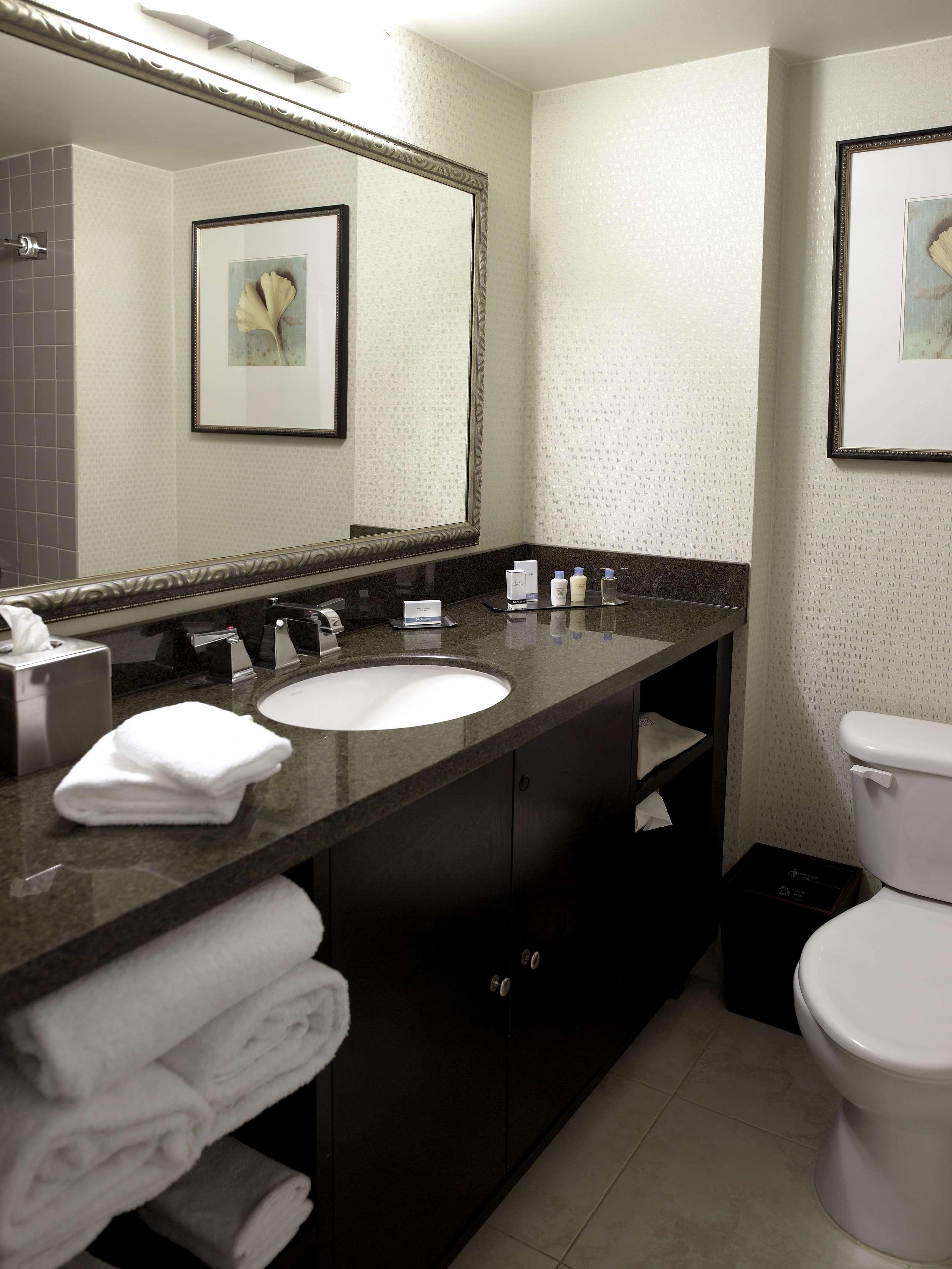 Отель Doubletree By Hilton Charlotte Airport Экстерьер фото