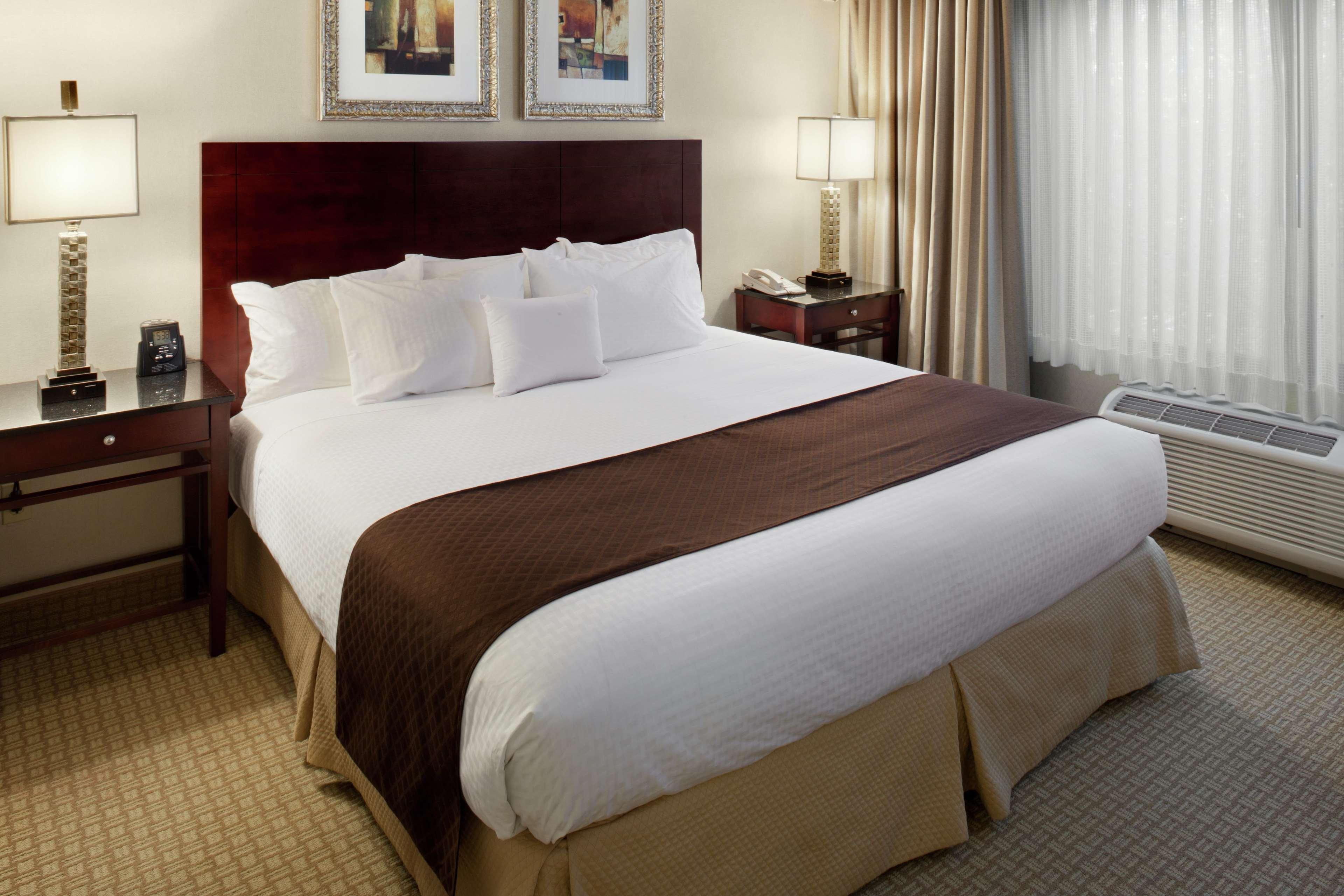 Отель Doubletree By Hilton Charlotte Airport Номер фото