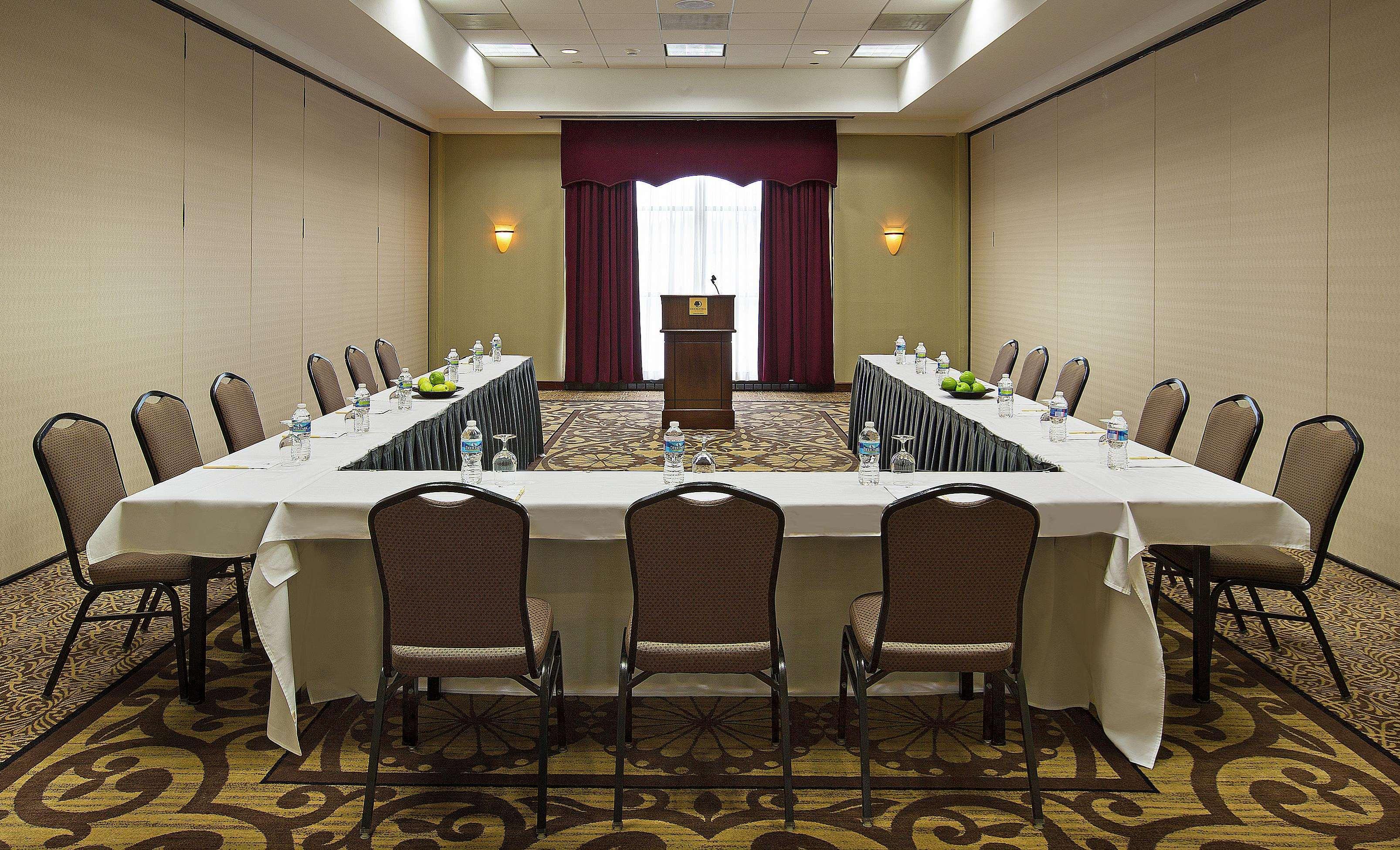 Отель Doubletree By Hilton Charlotte Airport Экстерьер фото