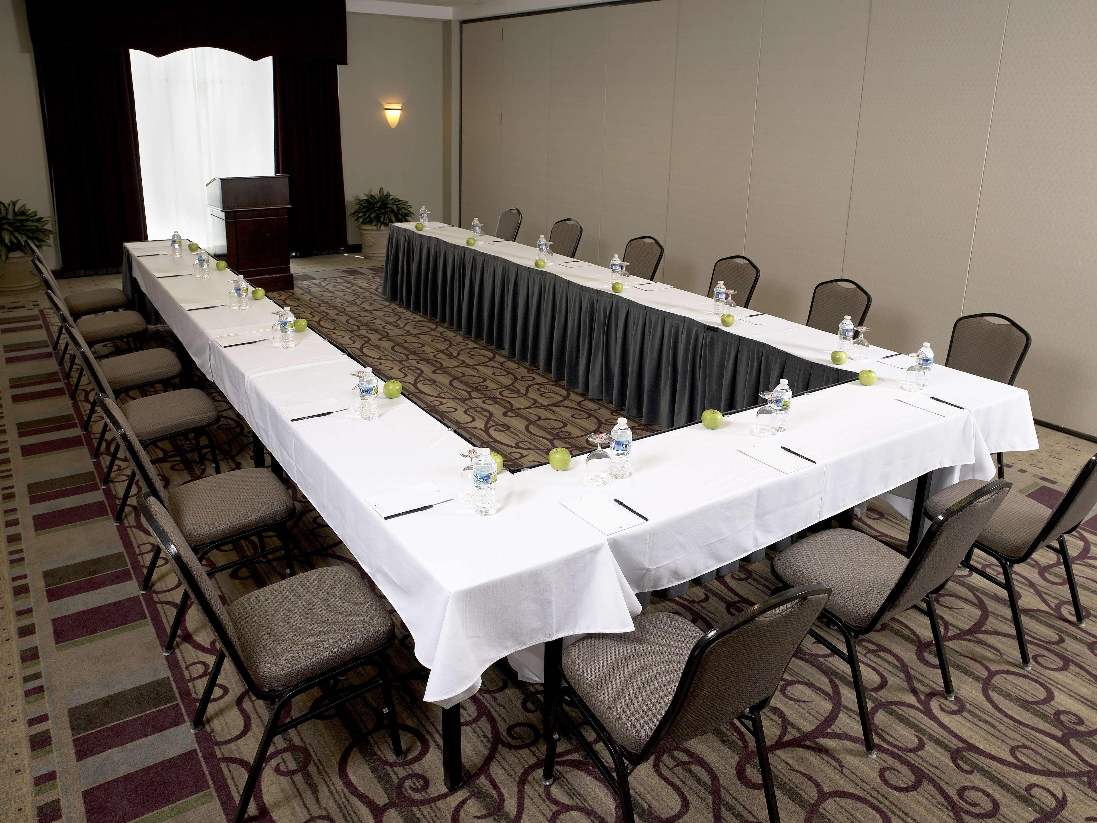 Отель Doubletree By Hilton Charlotte Airport Удобства фото