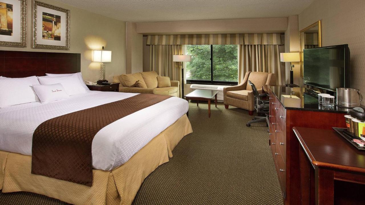 Отель Doubletree By Hilton Charlotte Airport Экстерьер фото