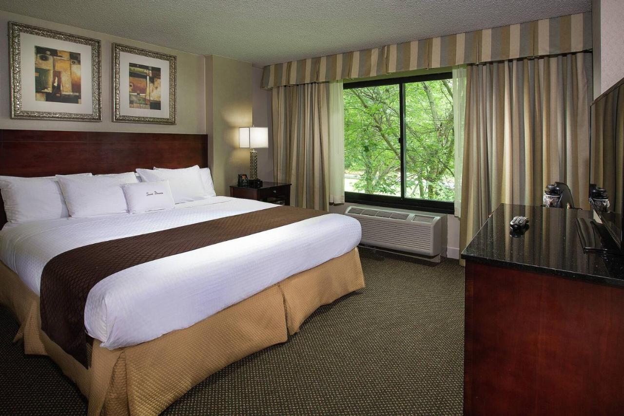 Отель Doubletree By Hilton Charlotte Airport Экстерьер фото