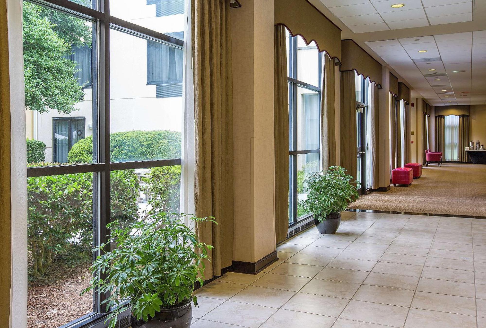Отель Doubletree By Hilton Charlotte Airport Экстерьер фото