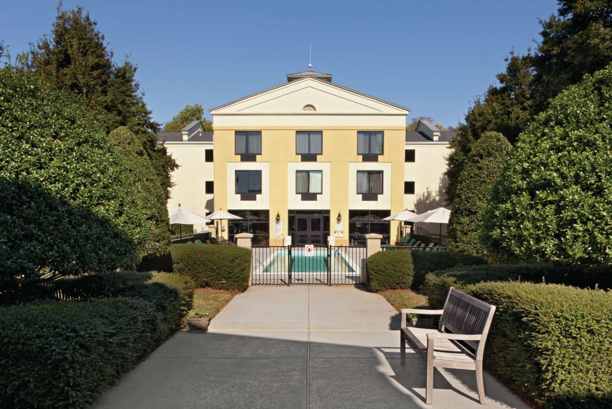 Отель Doubletree By Hilton Charlotte Airport Экстерьер фото