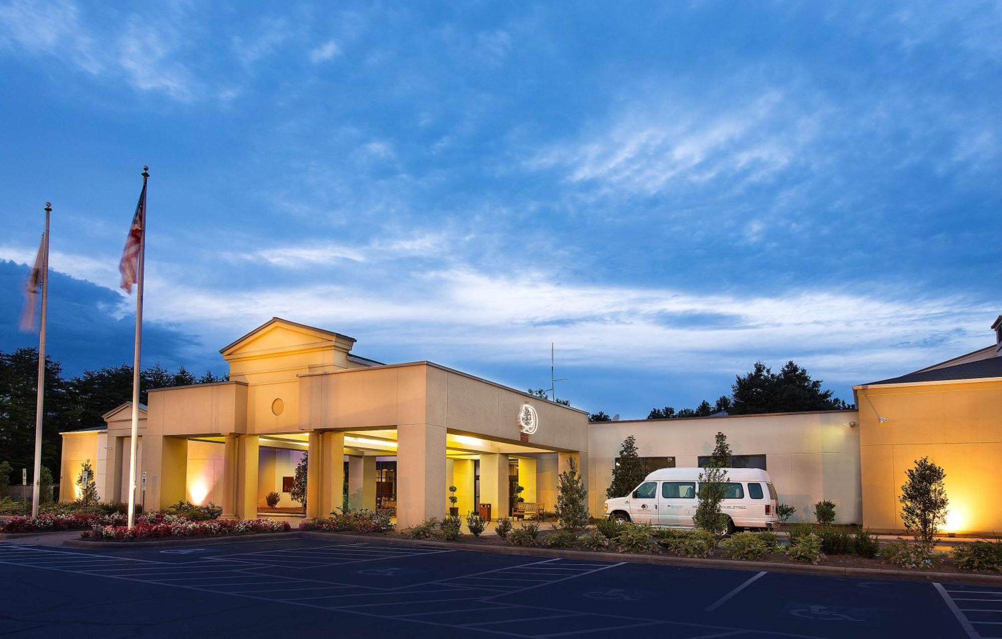 Отель Doubletree By Hilton Charlotte Airport Экстерьер фото