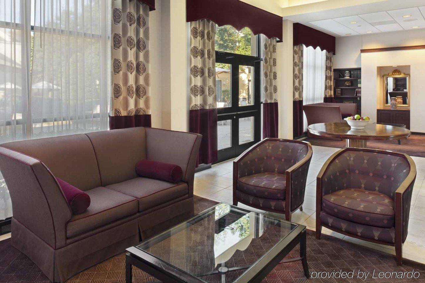 Отель Doubletree By Hilton Charlotte Airport Интерьер фото