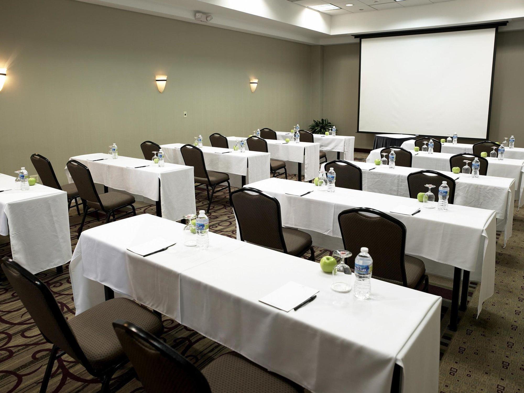 Отель Doubletree By Hilton Charlotte Airport Экстерьер фото