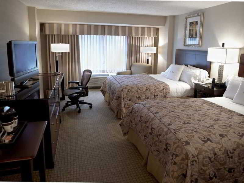 Отель Doubletree By Hilton Charlotte Airport Номер фото